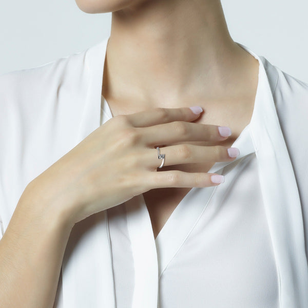 Solitario "Encuentro" de oro blanco con diamante talla brillante de 0.18 quilates