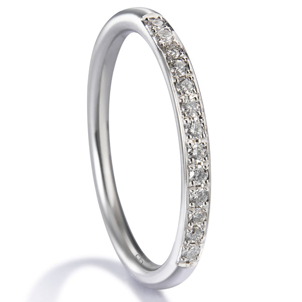 Media alianza de oro blanco con diamantes en carril 0.14 quilates