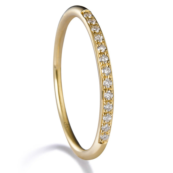 Media alianza en carril de oro amarillo con diamantes talla brillante 0.10 quilates