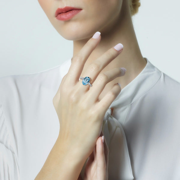 Sortija-oro-blanco-aguamarina-oval-diamantes - Ref J5243SB_Chocrón Joyeros