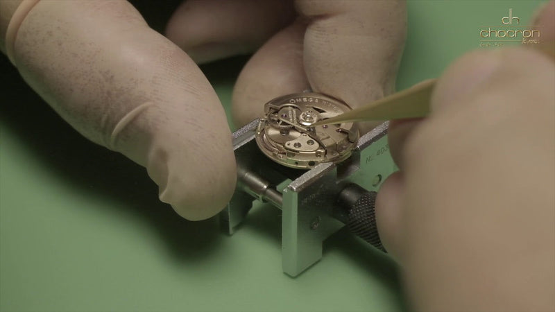 ¿Por qué se atrasa o adelanta mi reloj?