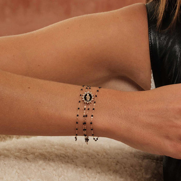 230831_GIGI_CLOZEAU_pulsera-oro-rosa-negro-17cm-vista-modelo