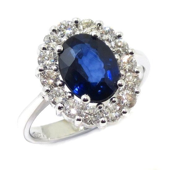 Anillo Royal Trilogy de oro blanco con orla de diamantes talla brillante y zafiro talla oval