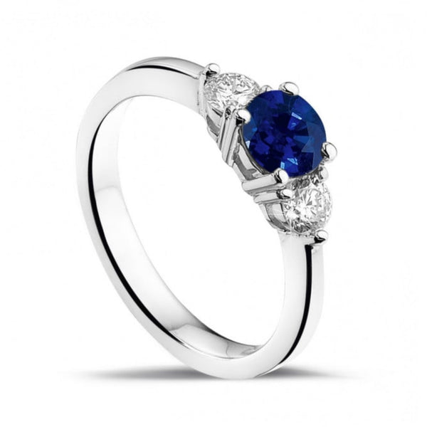 Anillo Royal Trilogy de oro blanco con dos diamantes talla brillante y zafiro talla redonda