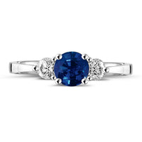 Anillo Royal Trilogy de oro blanco con dos diamantes talla brillante y zafiro talla redonda