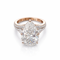 The Solitario sortija de oro amarillo con diamante central 7cts talla pera y dos diamantes laterales talla pera
