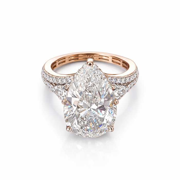 The Solitario sortija de oro amarillo con diamante central 7cts talla pera y dos diamantes laterales talla pera