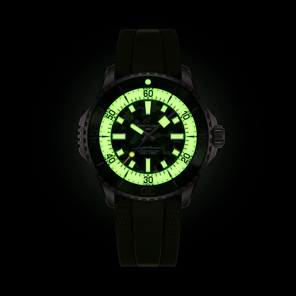 Breitling_Superocean_Automatic_46_Super_Diver_esfera_verde_vista_nocturna_indices_luminova