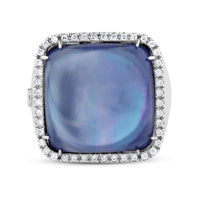 Sortija cuadrada de oro blanco con doblete de cuarzo verde y nacar y pavé de diamantes