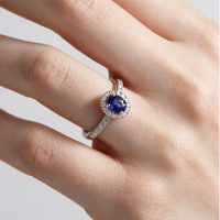 Sortija "Royal Trilogy" de oro blanco zafiro y orla de diamantes