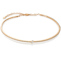 Collar de oro rosa con diamante talla brillante central talla pera embutida