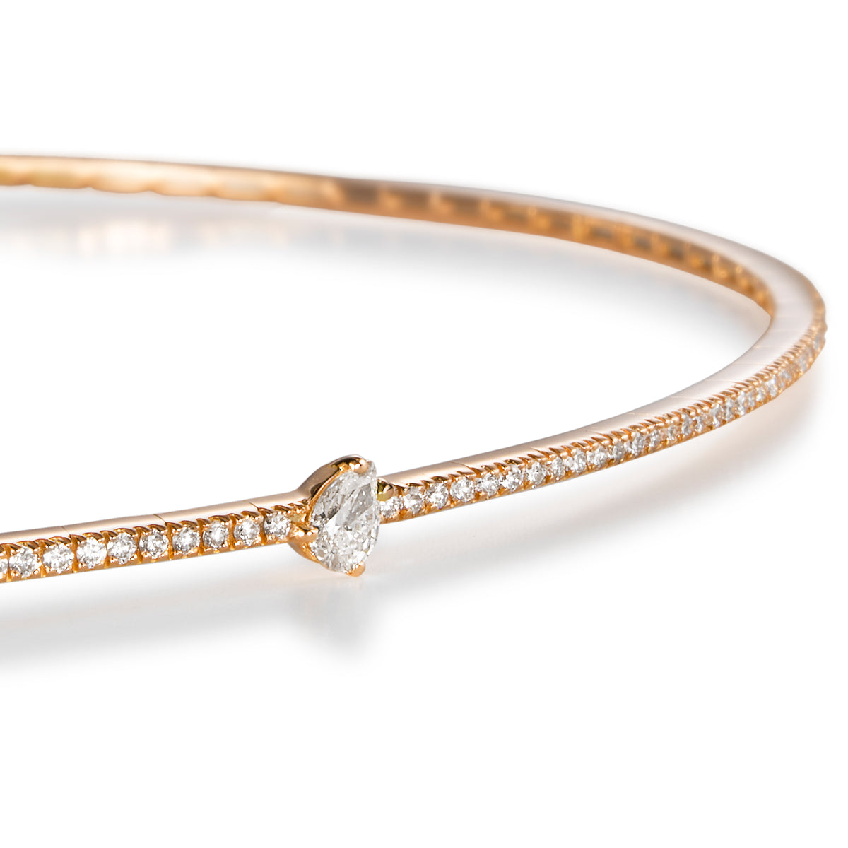 Collar de oro rosa con diamante talla brillante central talla pera embutida