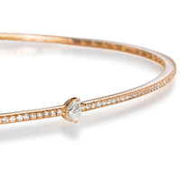 Collar de oro rosa con diamante talla brillante central talla pera embutida