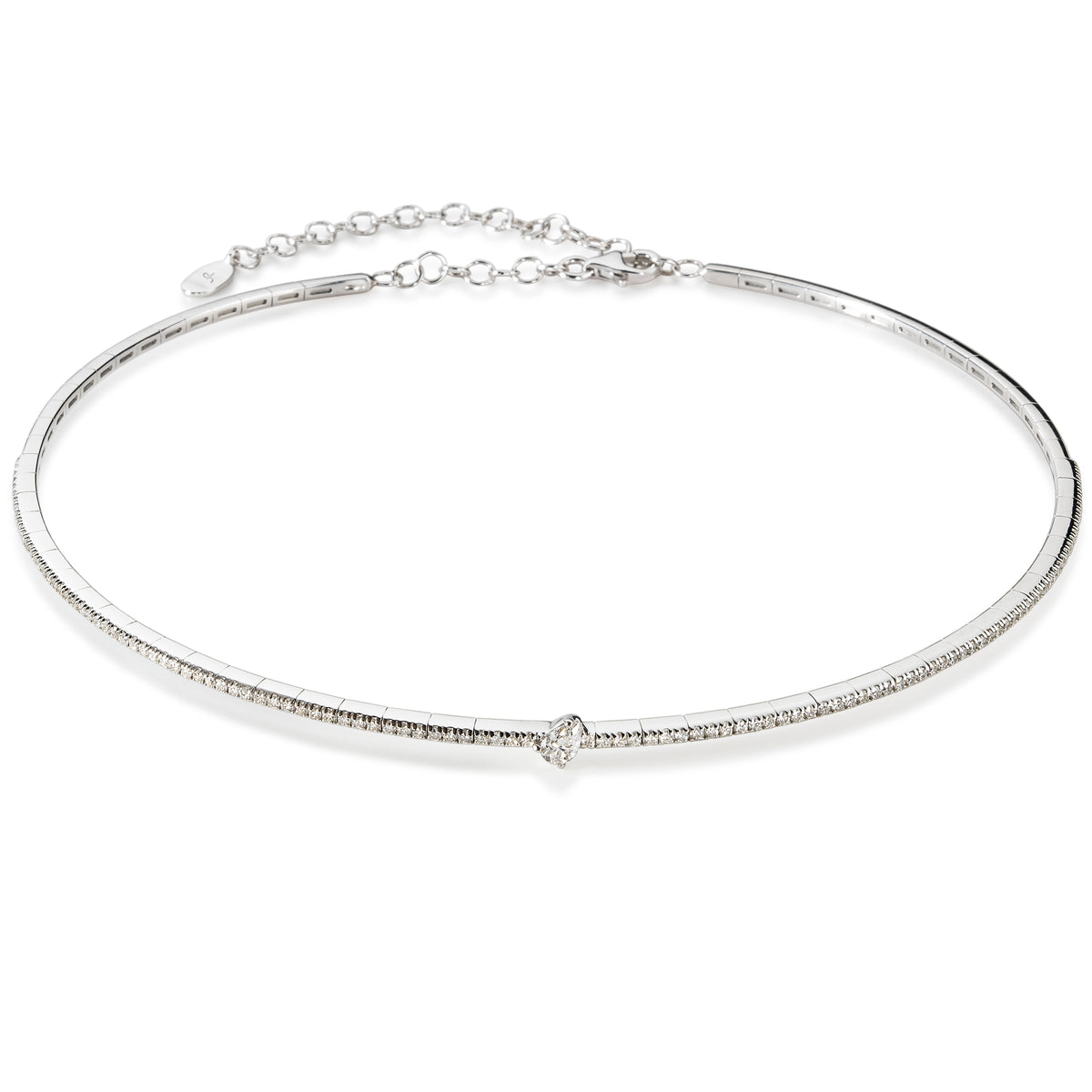 Collar de oro blanco con diamante talla brillante central talla pera embutida