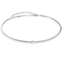 Collar de oro blanco con diamante talla brillante central talla pera embutida