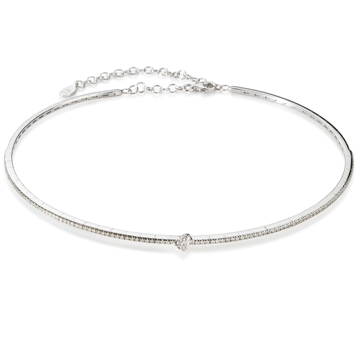 Collar de oro blanco con diamante talla brillante central talla pera embutida