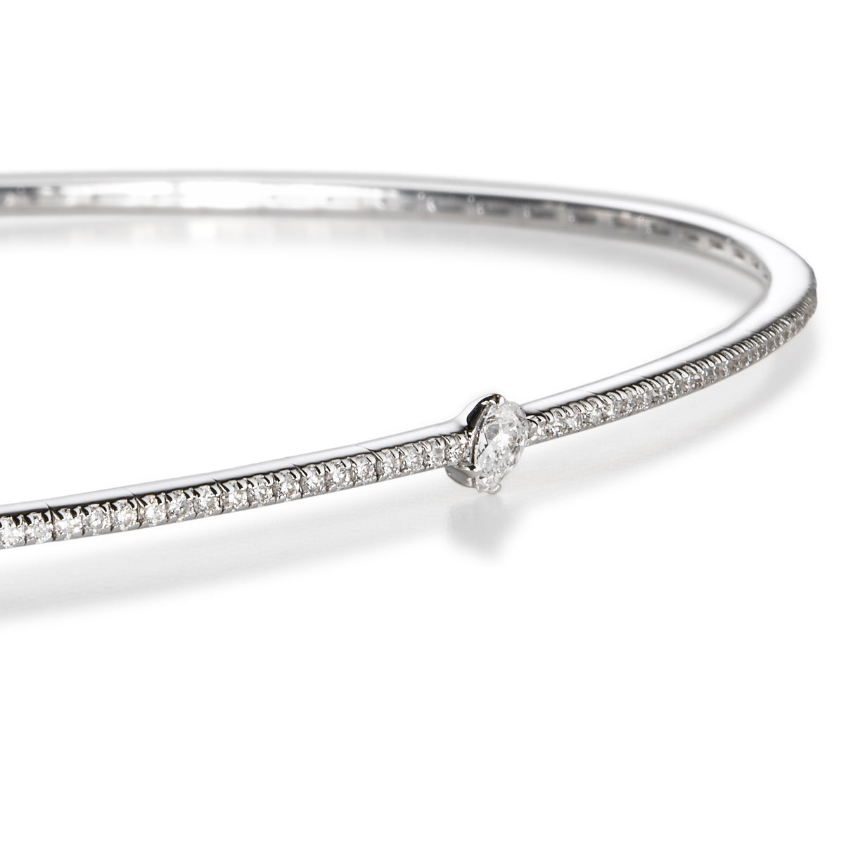 Collar de oro blanco con diamante talla brillante central talla pera embutida