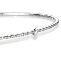 Collar de oro blanco con diamante talla brillante central talla pera embutida