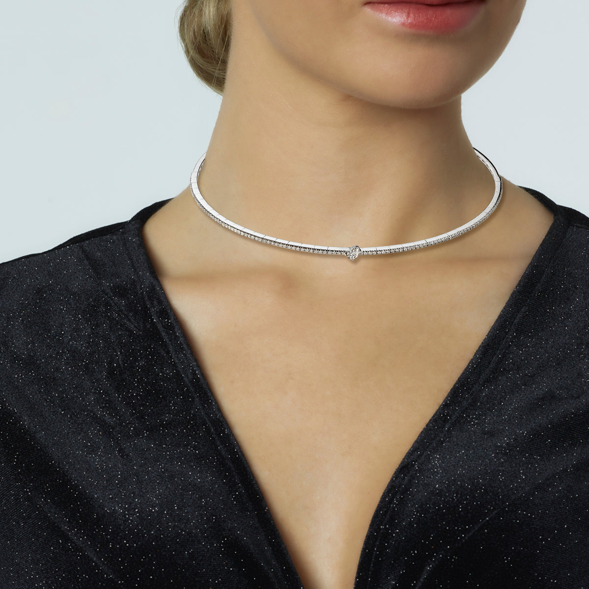 Collar de oro blanco con diamante talla brillante central talla pera embutida