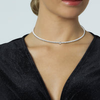 Collar de oro blanco con diamante talla brillante central talla pera embutida