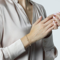 Pulsera_rígida_de_oro_con_brillante_central_Brown_vista_modelo