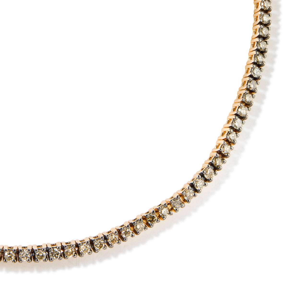 Pulsera_Riviere_de_oro_con_brillantes_negros_en_garra_vista_en_diagonal