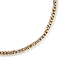 Pulsera_Riviere_de_oro_con_brillantes_negros_en_garra_vista_en_diagonal