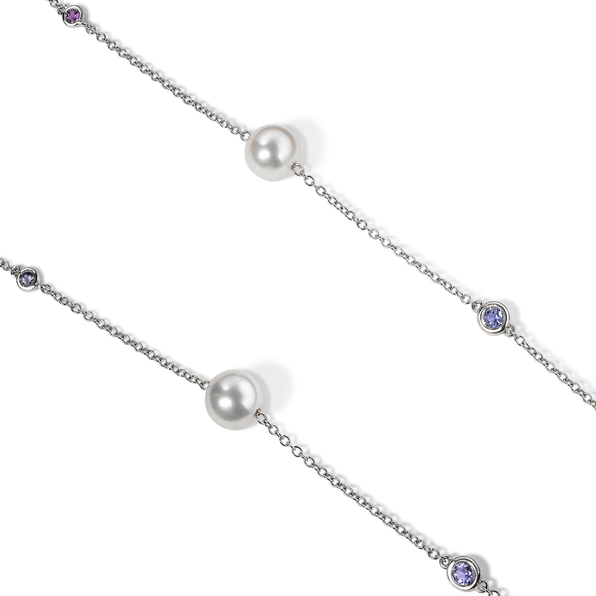 Collar_largo_de_oro_blanco_con_perlas_y_zafiros_rosas_vista_de_perlas_y_zafiros