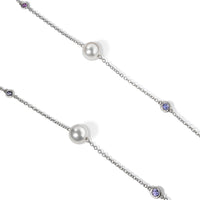 Collar_largo_de_oro_blanco_con_perlas_y_zafiros_rosas_vista_de_perlas_y_zafiros