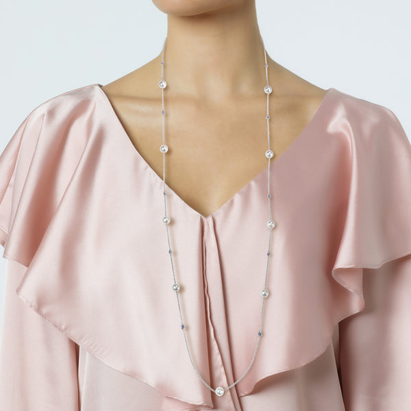 Collar_largo_de_oro_blanco_con_perlas_y_zafiros_rosas_imagen_modelo