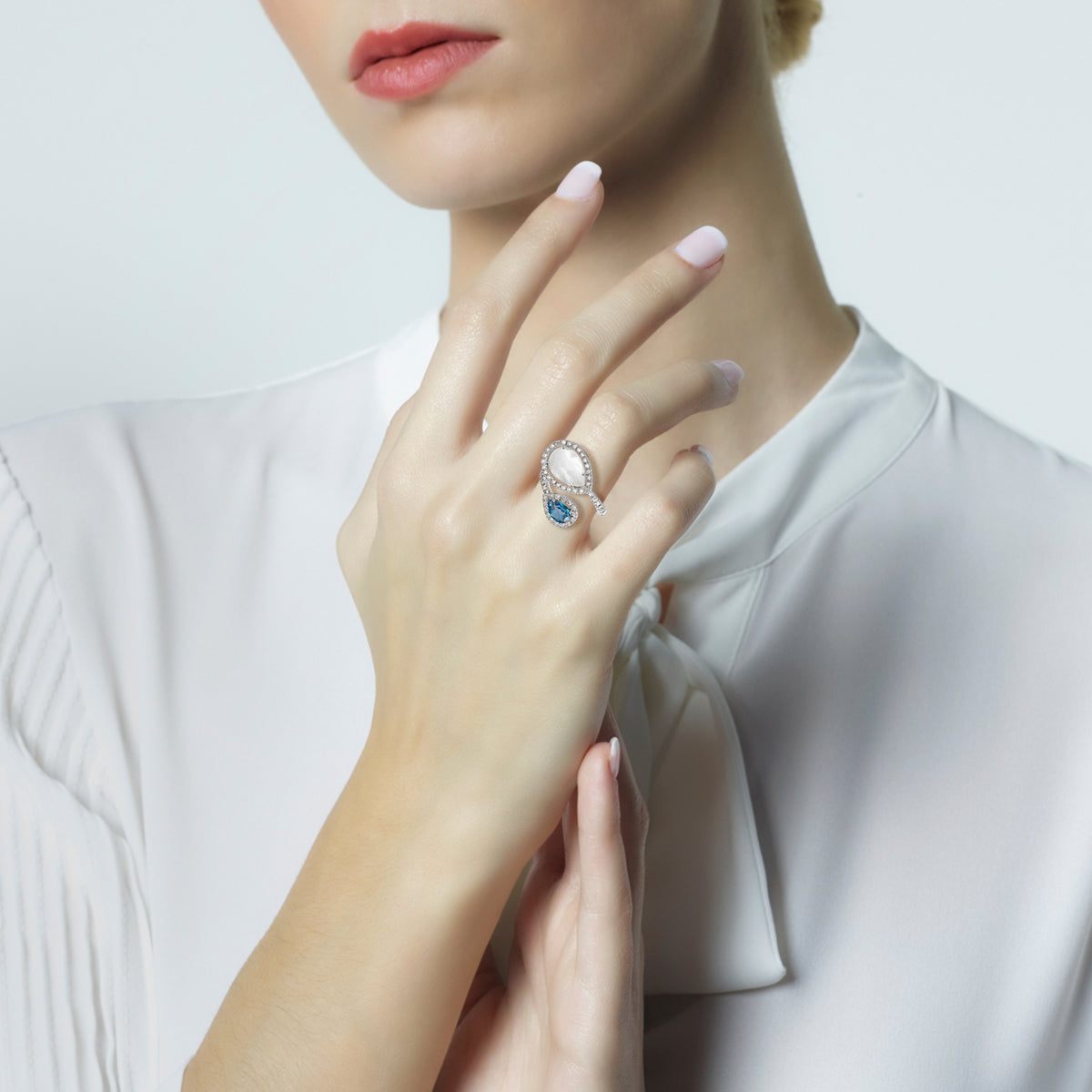 Sortija_Tu_y_Yo_de_oro_blanco_con_brillantes_Nacar_y_Topacio_Azul_imagen_modelo