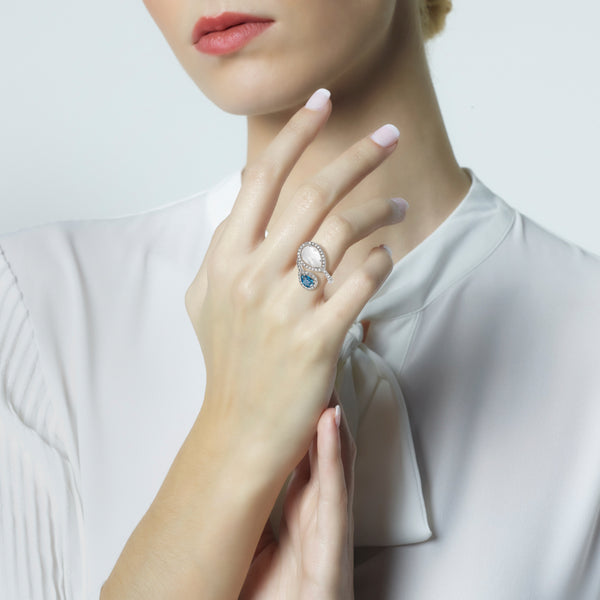 Sortija_Tu_y_Yo_de_oro_blanco_con_brillantes_Nacar_y_Topacio_Azul_imagen_modelo