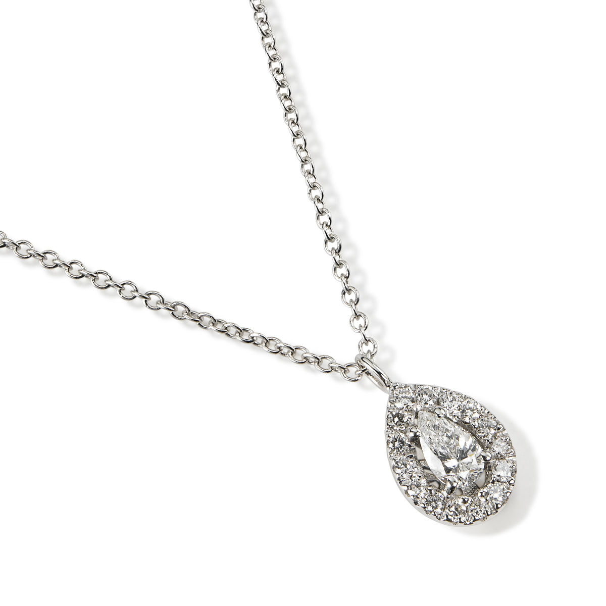 Colgante de oro blanco con diamantes talla brillante, talla pera y orla de diamantes