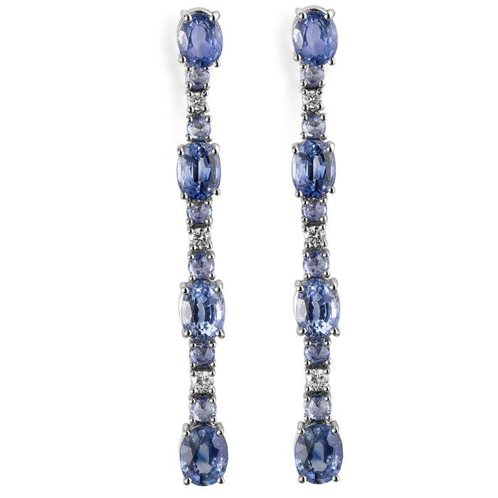 Pendientes largos de oro blanco con diamantes talla brillantes y zafiros azul talla oval