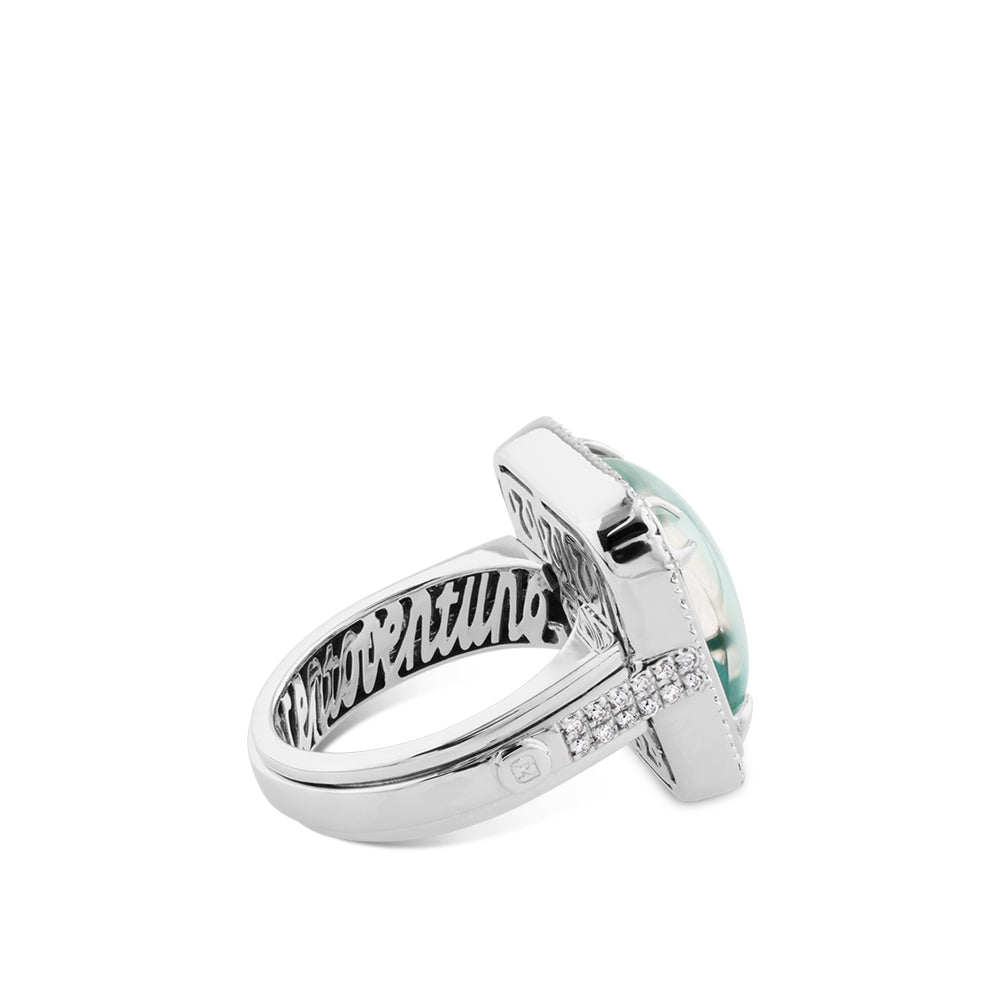 Sortija cuadrada de oro blanco con doblete de cuarzo azul y nacar y pavé de diamantes