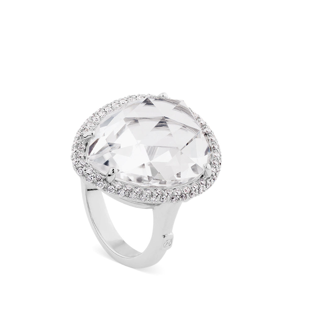 Sortija de oro blanco con topacio blanco talla marquise y orla de pavé de diamantes