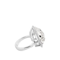 Sortija de oro blanco con topacio blanco talla marquise y orla de pavé de diamantes