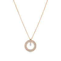 Colgante de oro rosa con aro de pavé de diamantes