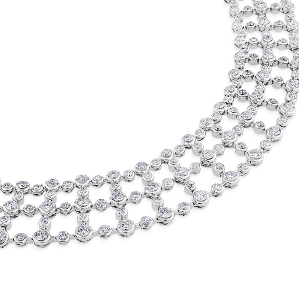 Collar de oro blanco con tres hileras de diamantes