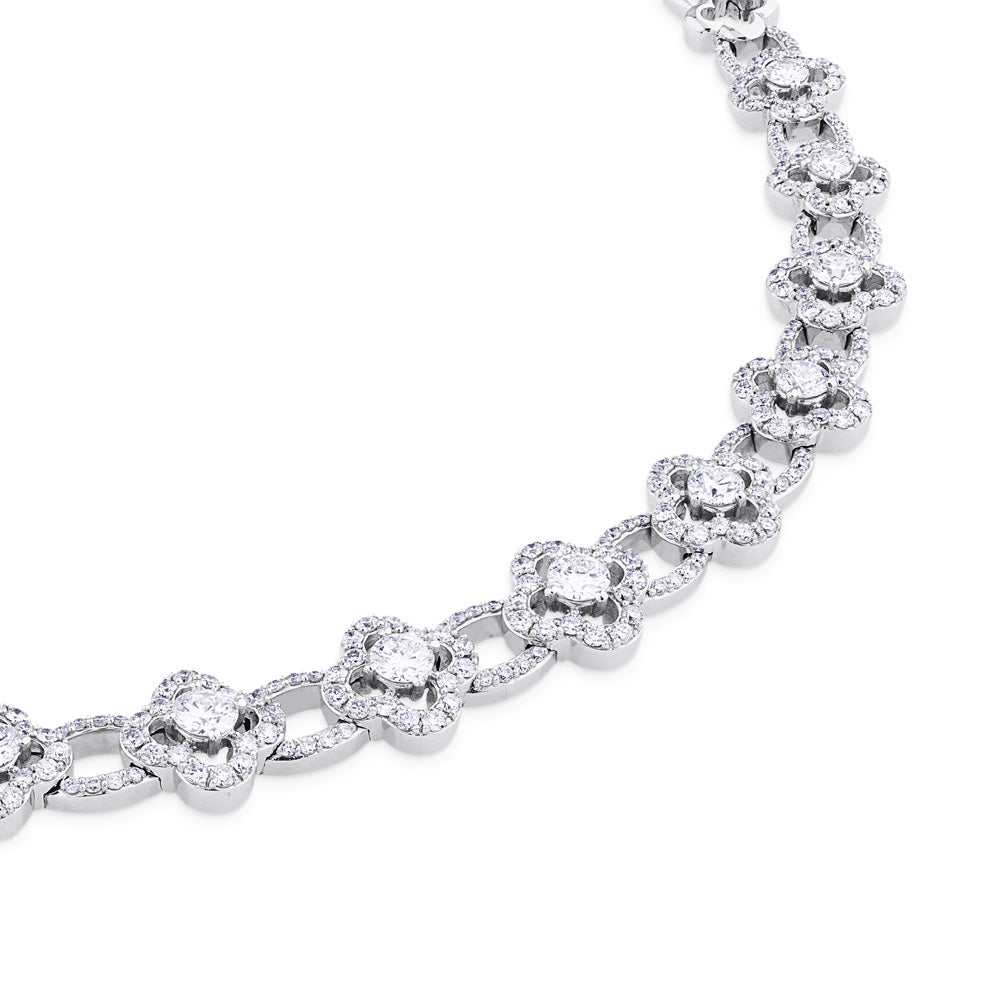 Collar de oro blanco con flores de diamantes