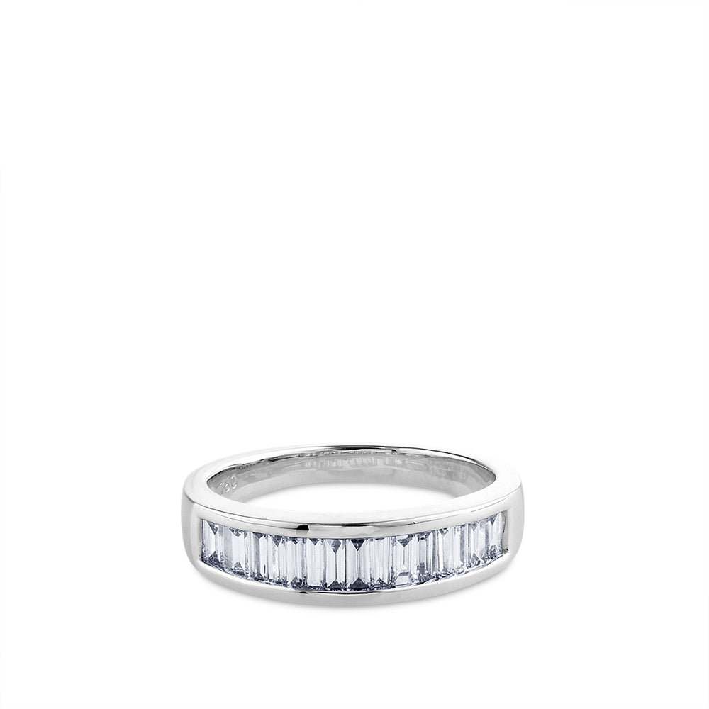 Media alianza de oro blanco  y diamantes en carril talla baguette de 0,82 quilates