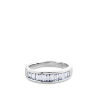 Media alianza de oro blanco  y diamantes en carril talla baguette de 0,82 quilates