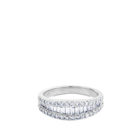 Media alianza de oro blanco y diamantes talla baguette en carril de diamantes