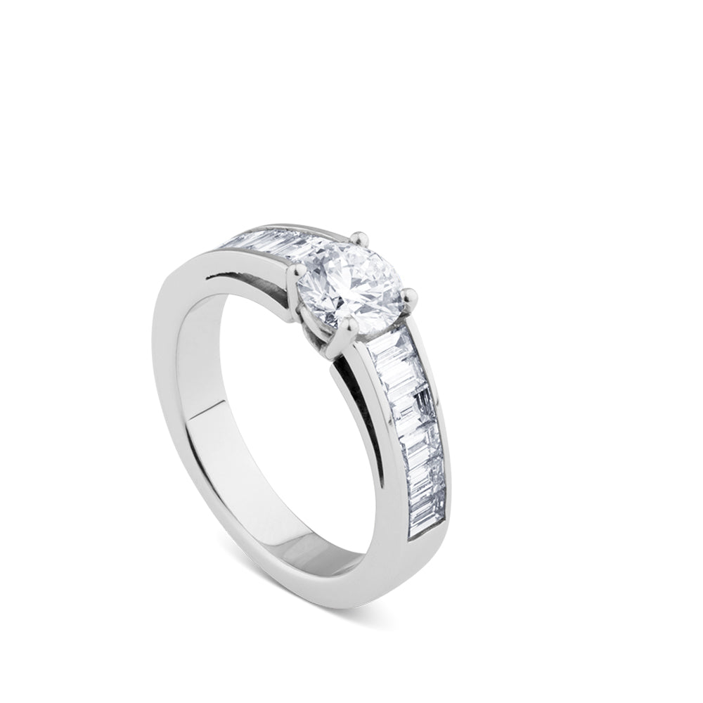 Anillo de compromiso oro blanco con brillante central y baguette laterales | Chocron_J3494SB