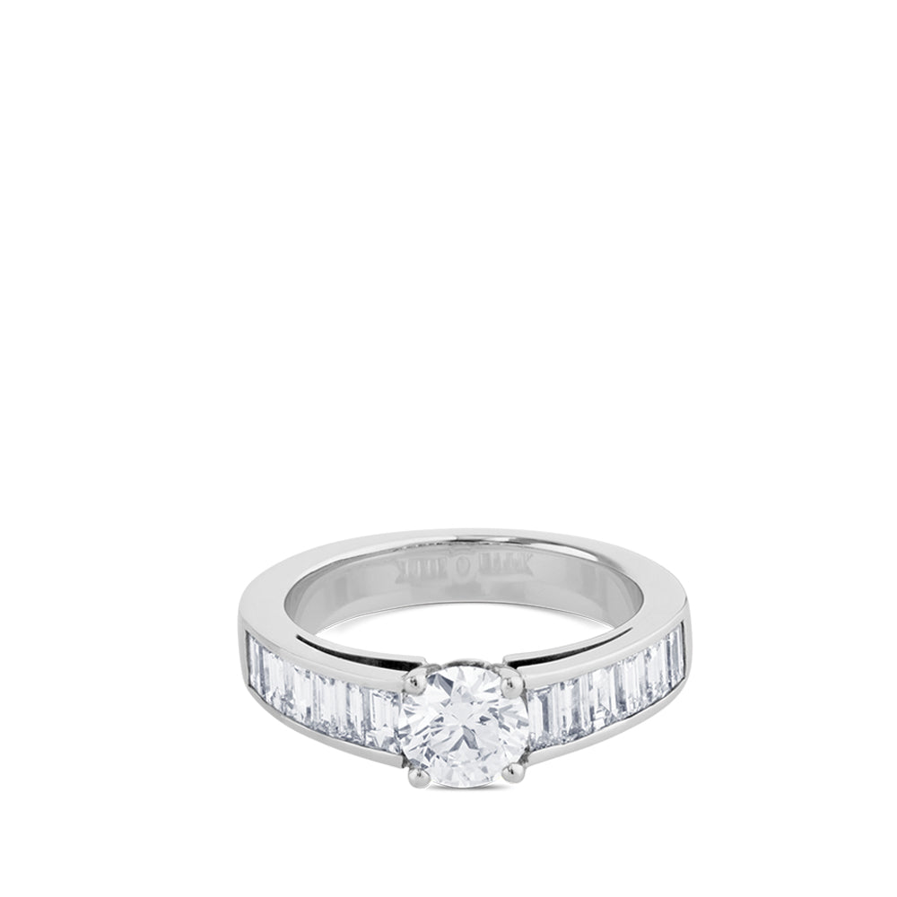 Solitario de oro blanco y diamantes en carril talla baguette