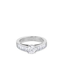 Solitario de oro blanco y diamantes en carril talla baguette