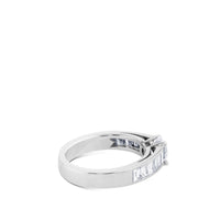 Solitario de oro blanco y diamantes en carril talla baguette