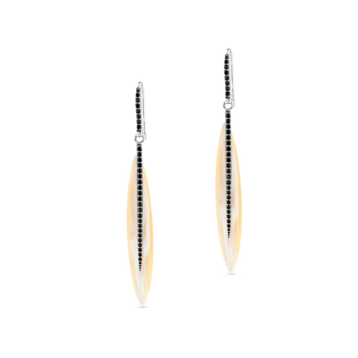 Pendientes largos de oro blanco con nacar y diamantes negros