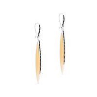 Pendientes largos de oro blanco con nacar y diamantes negros
