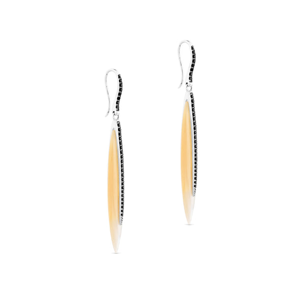 Pendientes largos de oro blanco con nacar y diamantes negros